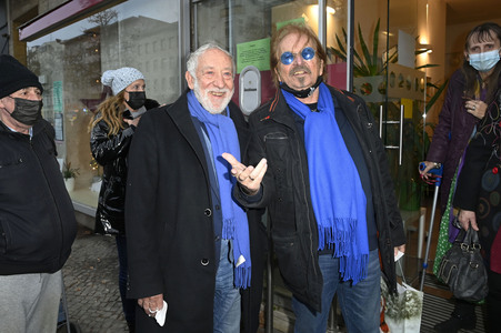 Frank Zander und Prominente unterstützen Caritas-Foodtruck in Berlin
