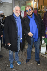 Frank Zander und Prominente unterstützen Caritas-Foodtruck in Berlin
