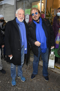 Frank Zander und Prominente unterstützen Caritas-Foodtruck in Berlin