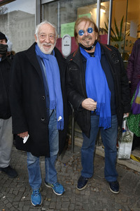 Frank Zander und Prominente unterstützen Caritas-Foodtruck in Berlin