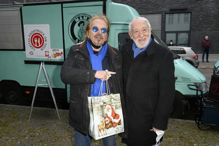 Frank Zander und Prominente unterstützen Caritas-Foodtruck in Berlin