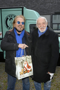 Frank Zander und Prominente unterstützen Caritas-Foodtruck in Berlin