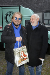 Frank Zander und Prominente unterstützen Caritas-Foodtruck in Berlin