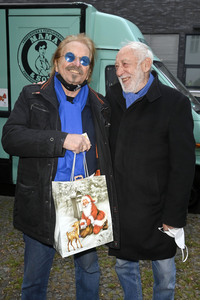 Frank Zander und Prominente unterstützen Caritas-Foodtruck in Berlin