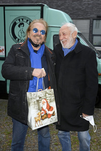 Frank Zander und Prominente unterstützen Caritas-Foodtruck in Berlin