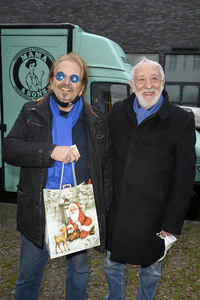 Frank Zander und Prominente unterstützen Caritas-Foodtruck in Berlin
