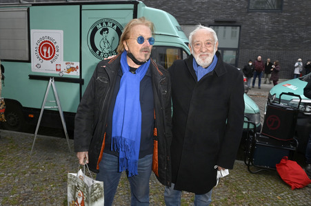 Frank Zander und Prominente unterstützen Caritas-Foodtruck in Berlin