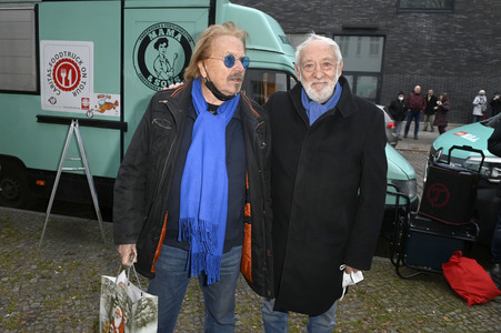 Frank Zander und Prominente unterstützen Caritas-Foodtruck in Berlin