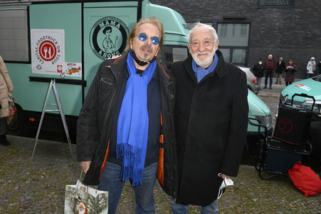 Frank Zander und Prominente unterstützen Caritas-Foodtruck in Berlin