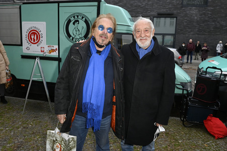 Frank Zander und Prominente unterstützen Caritas-Foodtruck in Berlin