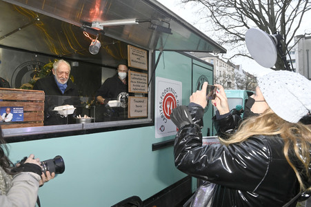 Frank Zander und Prominente unterstützen Caritas-Foodtruck in Berlin