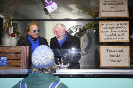 Frank Zander und Prominente unterstützen Caritas-Foodtruck in Berlin