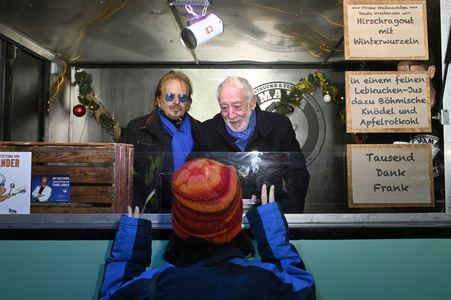 Frank Zander und Prominente unterstützen Caritas-Foodtruck in Berlin
