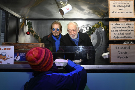 Frank Zander und Prominente unterstützen Caritas-Foodtruck in Berlin