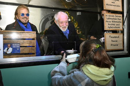 Frank Zander und Prominente unterstützen Caritas-Foodtruck in Berlin