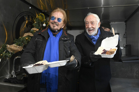 Frank Zander und Prominente unterstützen Caritas-Foodtruck in Berlin