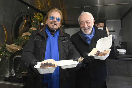 Frank Zander und Prominente unterstützen Caritas-Foodtruck in Berlin