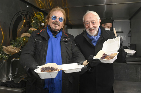 Frank Zander und Prominente unterstützen Caritas-Foodtruck in Berlin