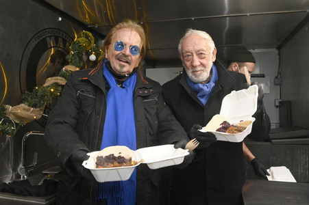 Frank Zander und Prominente unterstützen Caritas-Foodtruck in Berlin