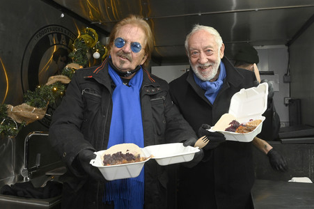 Frank Zander und Prominente unterstützen Caritas-Foodtruck in Berlin