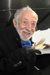 Frank Zander und Prominente unterstützen Caritas-Foodtruck in Berlin