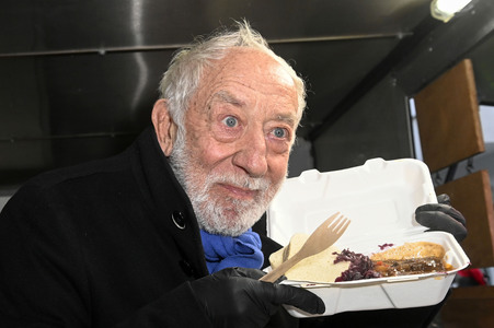 Frank Zander und Prominente unterstützen Caritas-Foodtruck in Berlin