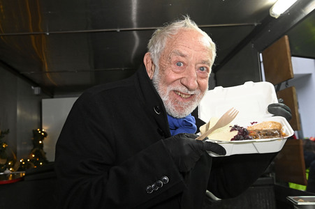 Frank Zander und Prominente unterstützen Caritas-Foodtruck in Berlin