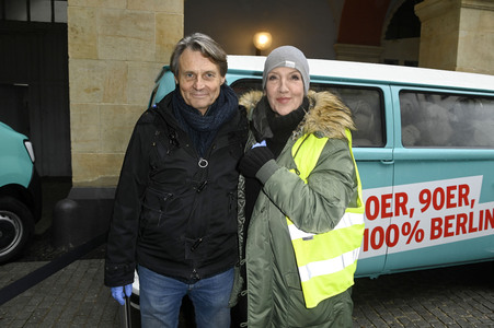 Frank Zander und Prominente unterstützen Caritas-Foodtruck in Berlin