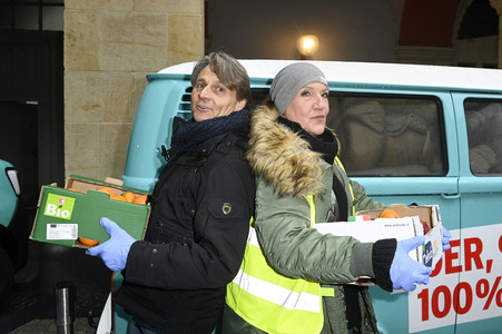 Frank Zander und Prominente unterstützen Caritas-Foodtruck in Berlin