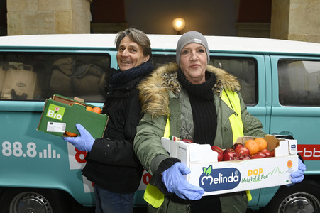 Frank Zander und Prominente unterstützen Caritas-Foodtruck in Berlin