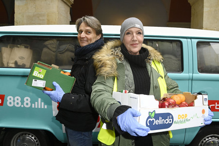 Frank Zander und Prominente unterstützen Caritas-Foodtruck in Berlin
