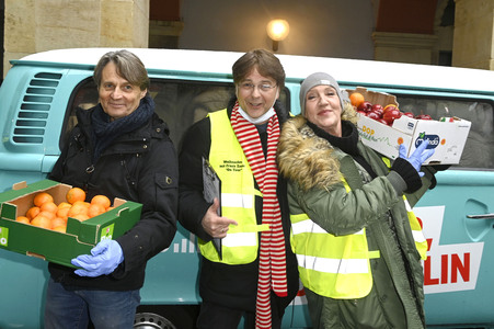 Frank Zander und Prominente unterstützen Caritas-Foodtruck in Berlin