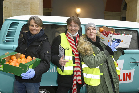 Frank Zander und Prominente unterstützen Caritas-Foodtruck in Berlin