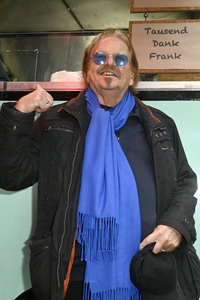 Frank Zander und Prominente unterstützen Caritas-Foodtruck in Berlin