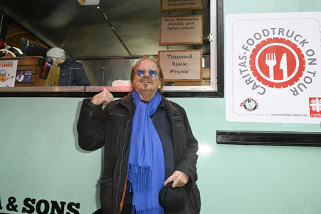 Frank Zander und Prominente unterstützen Caritas-Foodtruck in Berlin