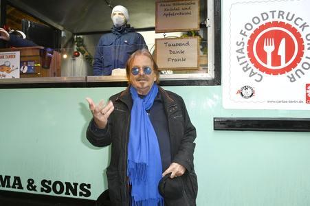 Frank Zander und Prominente unterstützen Caritas-Foodtruck in Berlin