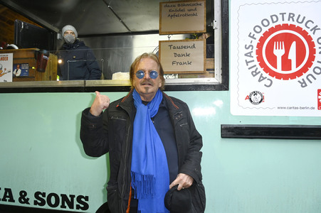 Frank Zander und Prominente unterstützen Caritas-Foodtruck in Berlin