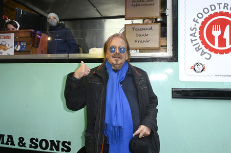 Frank Zander und Prominente unterstützen Caritas-Foodtruck in Berlin