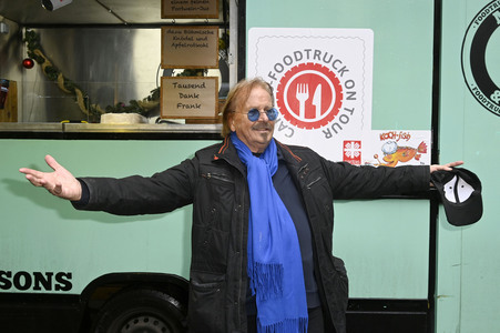 Frank Zander und Prominente unterstützen Caritas-Foodtruck in Berlin