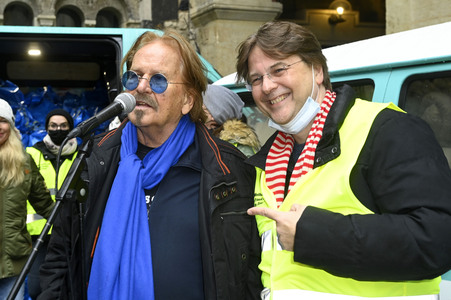Frank Zander und Prominente unterstützen Caritas-Foodtruck in Berlin