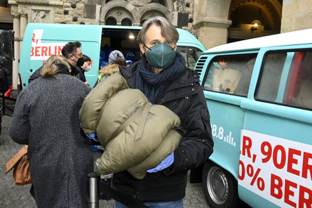 Frank Zander und Prominente unterstützen Caritas-Foodtruck in Berlin