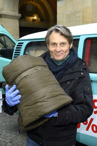 Frank Zander und Prominente unterstützen Caritas-Foodtruck in Berlin