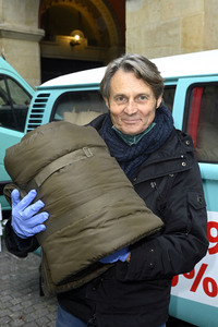 Frank Zander und Prominente unterstützen Caritas-Foodtruck in Berlin