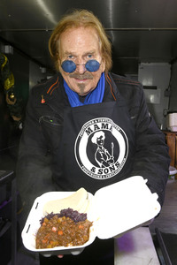 Frank Zander und Prominente unterstützen Caritas-Foodtruck in Berlin