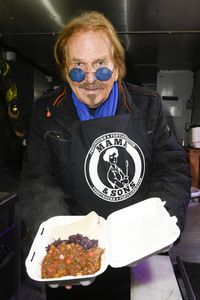 Frank Zander und Prominente unterstützen Caritas-Foodtruck in Berlin