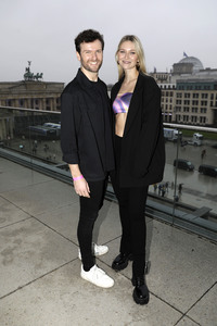 Photocall zur Silvestershow 'Celebrate at the Gate - Willkommen 2022' in Berlin