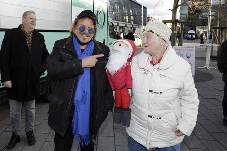 Frank Zander unterstützt Caritas-Foodtruck in Berlin