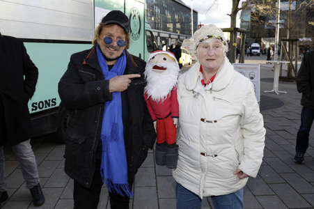 Frank Zander unterstützt Caritas-Foodtruck in Berlin