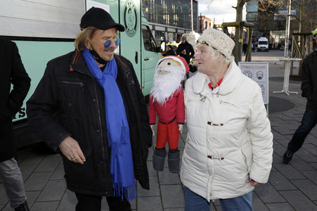 Frank Zander unterstützt Caritas-Foodtruck in Berlin