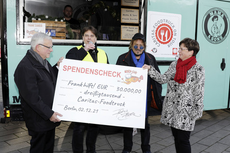 Frank Zander unterstützt Caritas-Foodtruck in Berlin